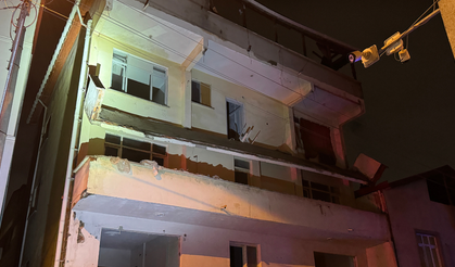 Kocaeli'de balkon çöktü! Bitişiğindeki bina tahliye edildi