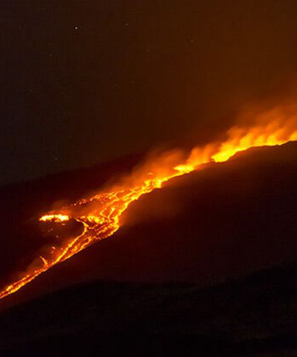 Etna Yanardağı, yeniden güçlü şekilde kül püskürttü