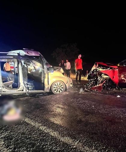 Afyonkarahisar'da araçlar kafa kafaya çarpıştı: 2 ölü, 4 yaralı