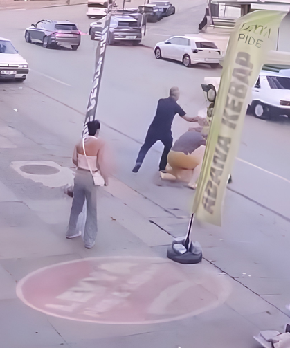 Taciz şüphelilerine engel oldu! 72 yaşındaki adamı tekme tokat darbettiler