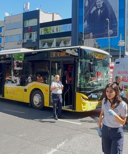 İETT otobüsü ile ambulans çarpıştı: 5 yaralı