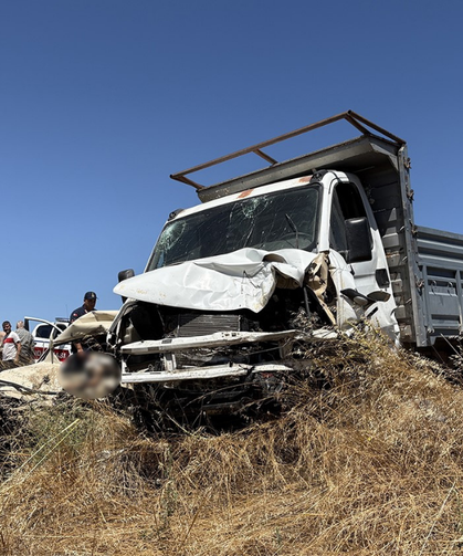 Kula'da feci kaza! Otomobil ile kamyonet kafa kafaya çarpıştı: 1 ölü, 1 yaralı