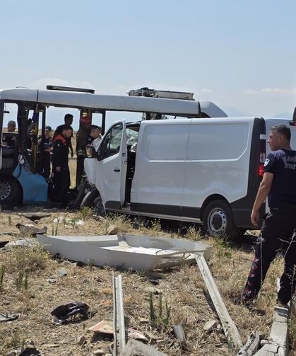 Halk otobüsüyle kamyonet çarpıştı! Ölü ve çok sayıda yaralı var