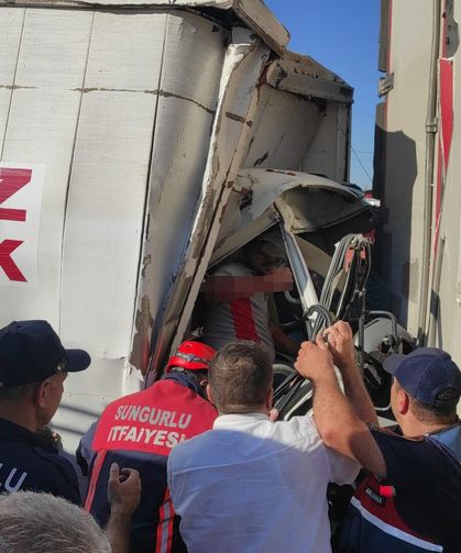 Kamyon tırla çarpıştı: 1 ölü, 1 yaralı