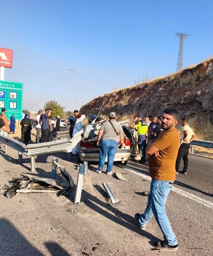 Şanlıurfa'da otomobil bariyerlere çarptı: 1 ölü, 1 yaralı