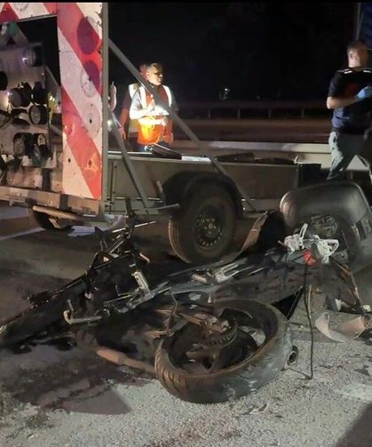 Otoyolda ikaz römorkuna çarpan motosikletli hayatını kaybetti