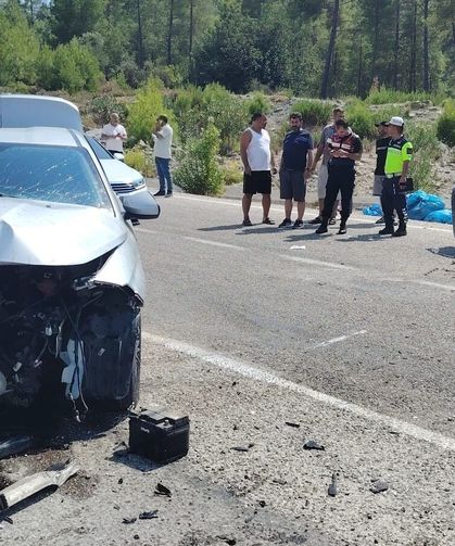 Antalya'da otomobiller çarpıştı: 1 ölü, 3 yaralı