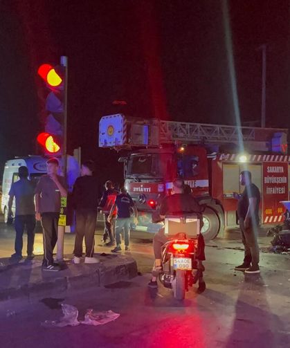Hafif ticari araçla çarpışan SUV yan yattı: 1'i ağır, 1'i bebek, toplam 7 yaralı
