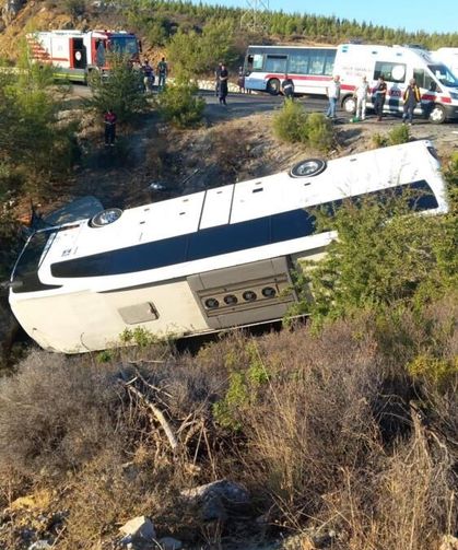 İzmir'de feci kaza! Otobüs ve otomobil şarampole devrildi: 2 ölü, 1 yaralı