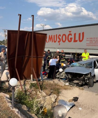 Menfeze çarpan otomobil devrildi: 2 ölü, 4 yaralı