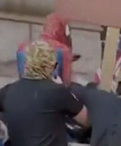 İslam karşıtı provokatöre Örümcek Adam dayağı!