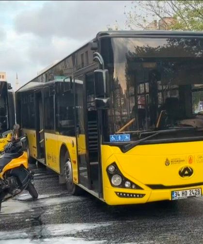 İki İETT otobüsü çarpıştı: Yola dökülen yağ sürücülere zor anlar yaşattı
