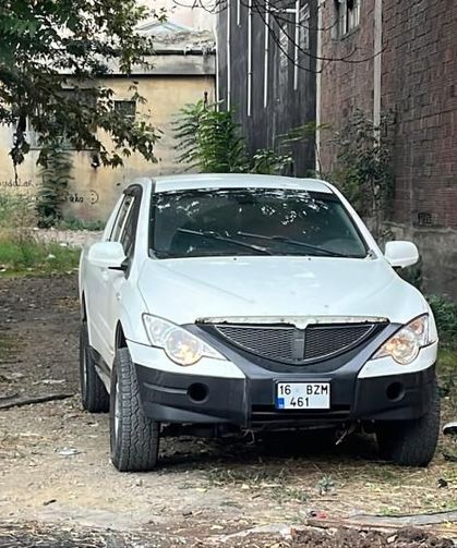 Kendini otomobile kilitleyen kadın ekiplere zor anlar yaşattı