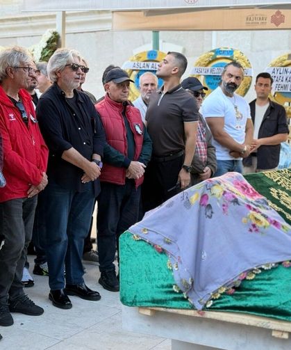 Usta tiyatro oyuncusu Necla Uygur son yolculuğuna uğurlandı
