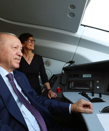 Cumhurbaşkanı Erdoğan hızlı tren hattında ilk sürüşü yaptı
