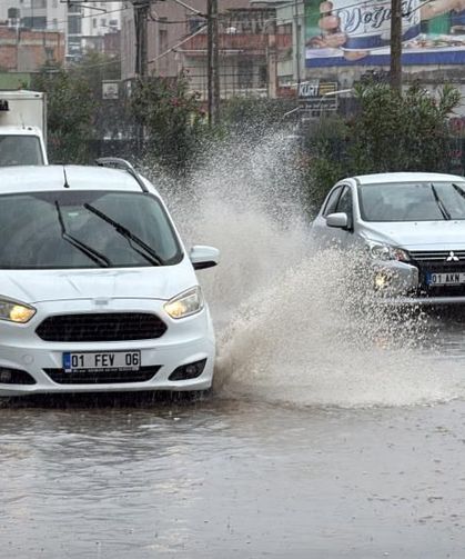 Adana'da yollar göle döndü
