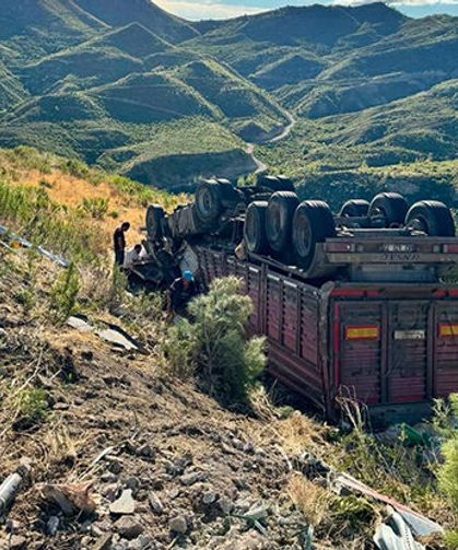 Antalya'da feci kaza! Tır sürücüsü hayatını kaybetti