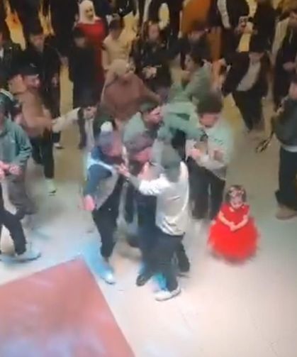 Düğünde tekme, yumruk ve sandalyeler havada uçuştu