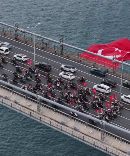 İstanbul'da motosikletlilerden Cumhuriyet Bayramı korteji