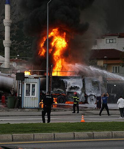 Denizli’de akaryakıt istasyonundaki bir tankerde yangın çıktı