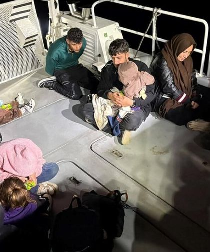 İzmir açıklarında 13 düzensiz göçmen yakalandı