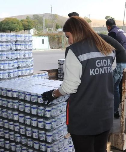 Van'da son kullanma tarihi geçen 860 koli ayran imha edildi