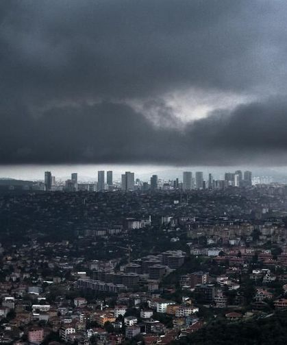 İstanbul’da hava karardı, yağmur bulutlarının girişi böyle görüntülendi