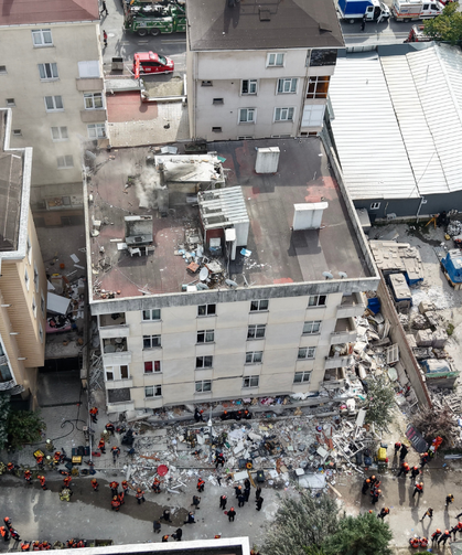 İstanbul'da 7 katlı bina kısmen çöktü: 3 kişi aranıyor