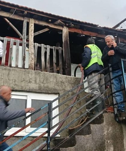 Benzinle soba yakmak isterken evi yaktı