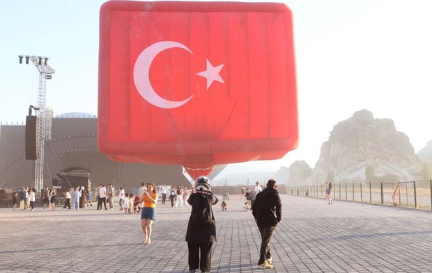 Kapadokya semalarında figürlü balonlarla görsel şölen sunuldu