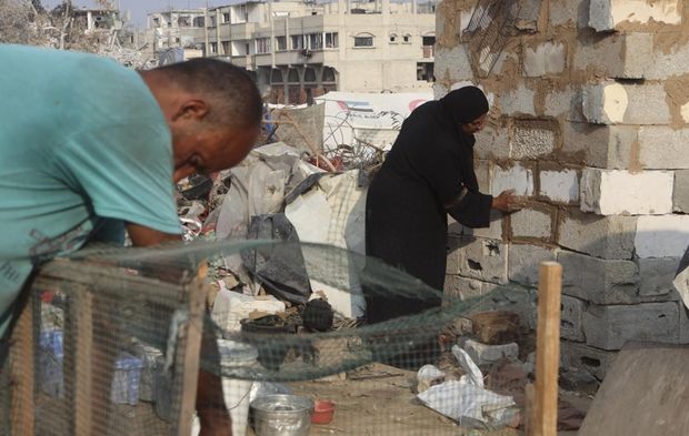Filistinliler çamur ve tuğlalarla evlerini yeniden inşa ediyor