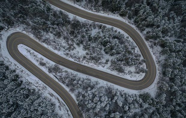 Uludağ'da kış güzelliği: Virajlı yollar kartpostallık görüntü oluşturdu