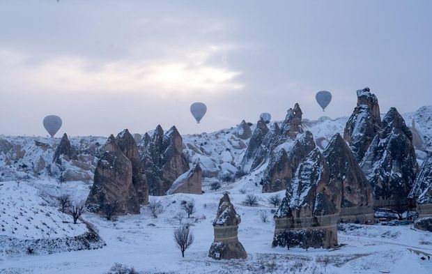 Kapadokya'da kar altında balon uçuşu