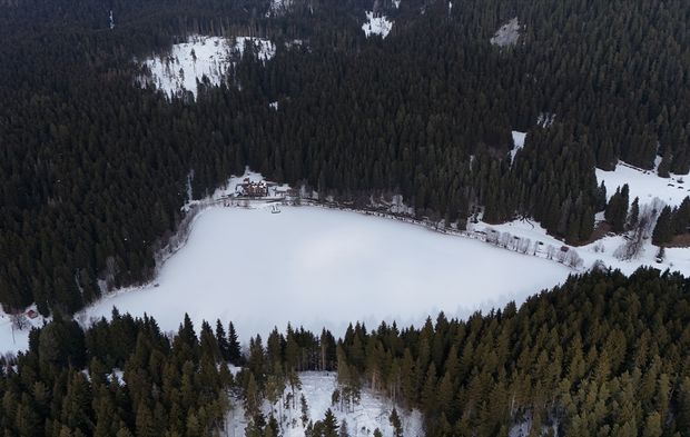 Artvin'in ‘sakin şehir’ ünvanlı Şavşat ilçesindeki Karagöl'ün yüzeyi buz tuttu
