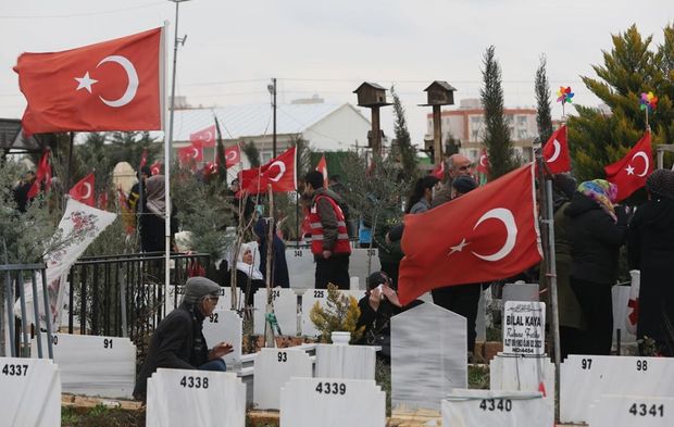 Adıyaman'da 6 Şubat depremlerinde yaşamını yitirenler kabirleri başında anıldı