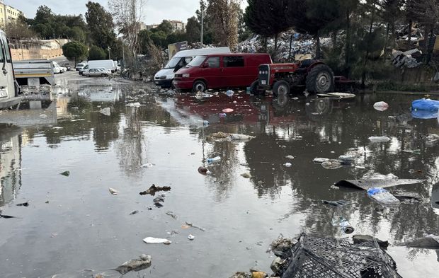 İzmir'de yağmur suları çöpleri yola taşıdı