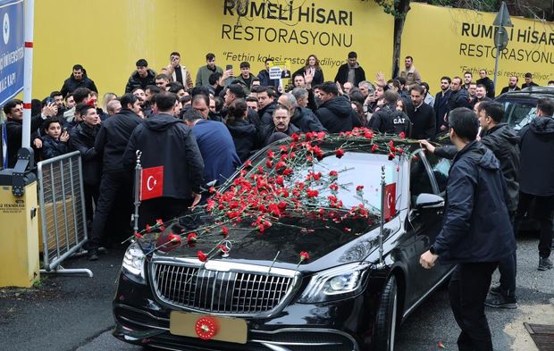 Cumhurbaşkanı Erdoğan, Boğaziçi Üniversitesi öğrencileri tarafından karanfillerle karşılandı