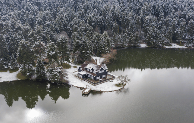 Kar yağışının ardından Gölcük Tabiat Parkı beyaza büründü
