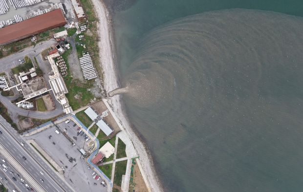 İstanbul'da korkutan görüntü! Atık suları Marmara Denizi'nin rengini değiştiriyor