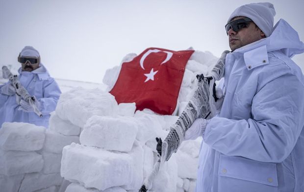 Özel harekat polislerinden nefes kesen kış tatbikatı