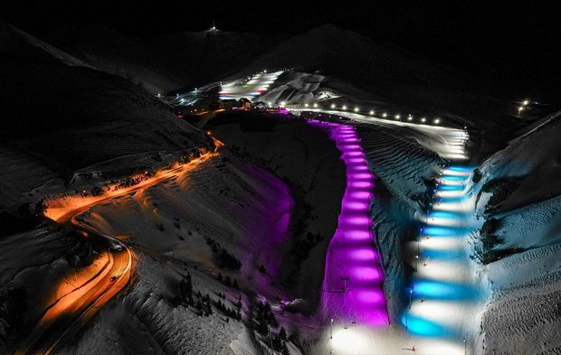 Palandöken’de renkli ışıklar altında gece kayağı keyfi