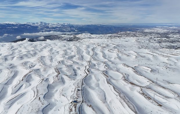 Sertavul Geçidi'nde kar manzarası havadan görüntülendi