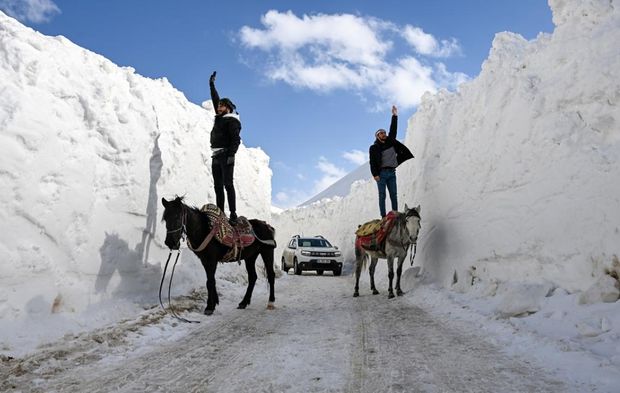 ‘Kar koridoru’ndan geçerek ilçeye ulaşıyorlar