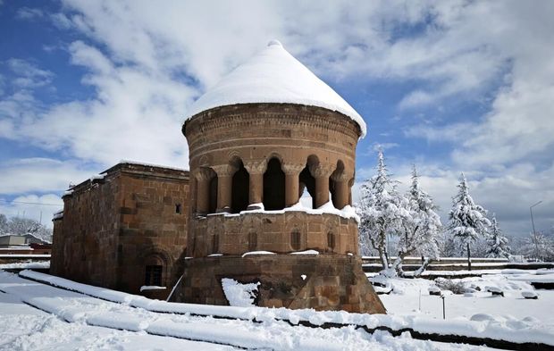Bitlis'te tarihi yapılar karla kaplandı