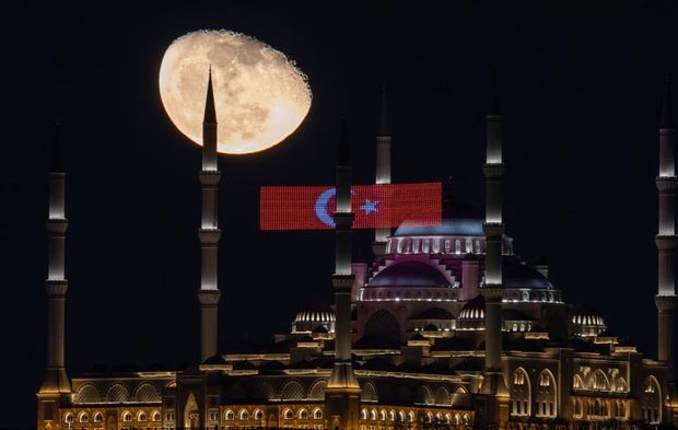 Büyük Çamlıca Camii’nde Ay ve Türk bayrağı görsel şölen oluşturdu