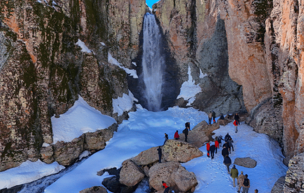Eriyen kar sayesinde yeniden canlanan Çır Şelalesi ziyaretçilerini ağırlıyor