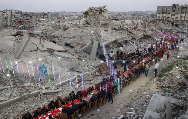 Gazze'de yıkımın yaşandığı mahallede toplu iftar
