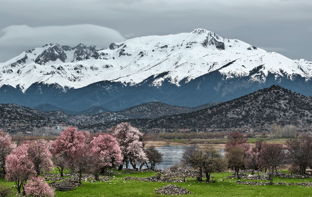 Beyşehir'de iki mevsimin güzelliği bir arada yaşanıyor