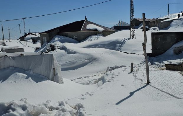 Nisanda kara gömülen mahalle! Evler kara gömüldü, yollar kapandı...