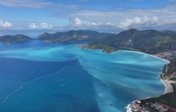 Yağmur sonrası Ölüdeniz turkuaz renge büründü